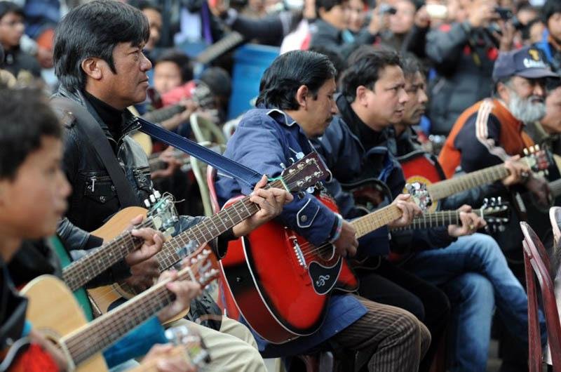 Cerca de 600 m&uacute;sicos indianos se reuniram para tocar can&ccedil;&atilde;o de John Lennon em homenagem &agrave; jovem