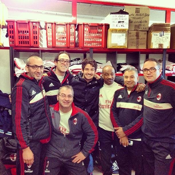 Pato fez uma &uacute;ltima foto com funcion&aacute;rios do Milan 
