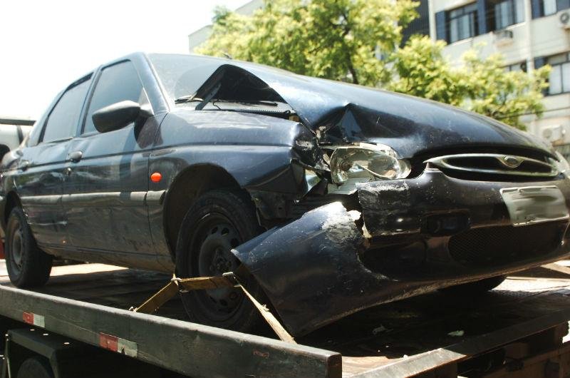 Na fuga, criminosos bateram o carro no bairro Rio Branco e foram rendidos
