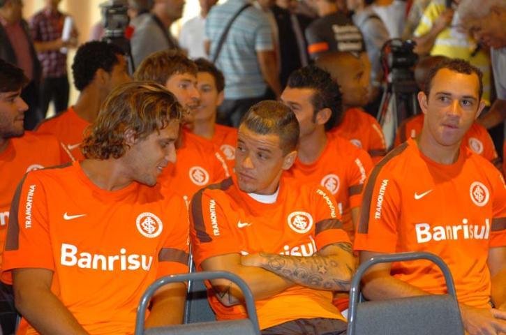 Rafael Moura (&agrave; esquerda) ficar&aacute; treinando em Porto Alegre 