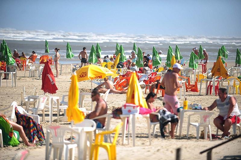 Nordest&atilde;o espanta parte dos banhistas no Litoral Norte
