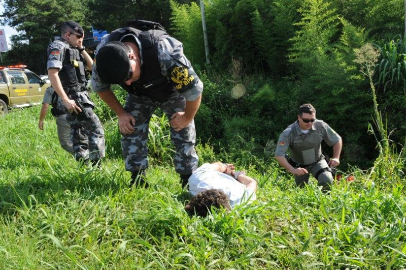 BM prende captura assaltantes que roubaram joalheria em Teot&ocirc;nia
