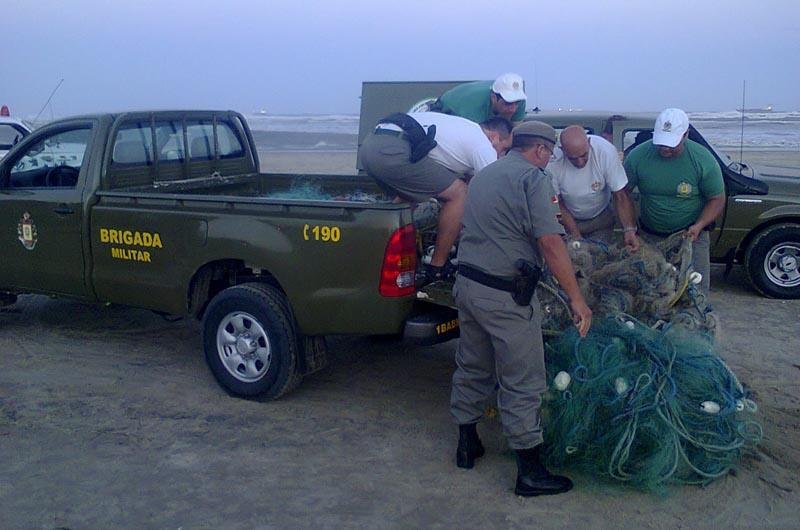 Esportista foi resgatado por salva-vidas ao se enroscar em equipamento ilegal