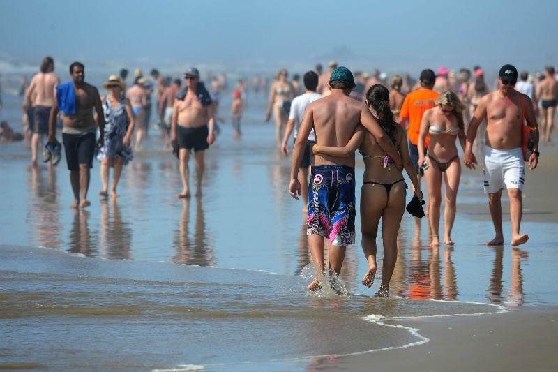 Banhistas invadem beira do mar em Cap&atilde;o da Canoa