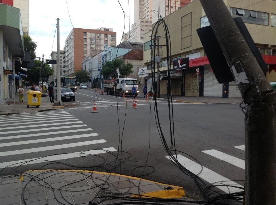 Fios espalhados e poste destru&iacute;do foram o resultado do acidente em Caxias do Sul 