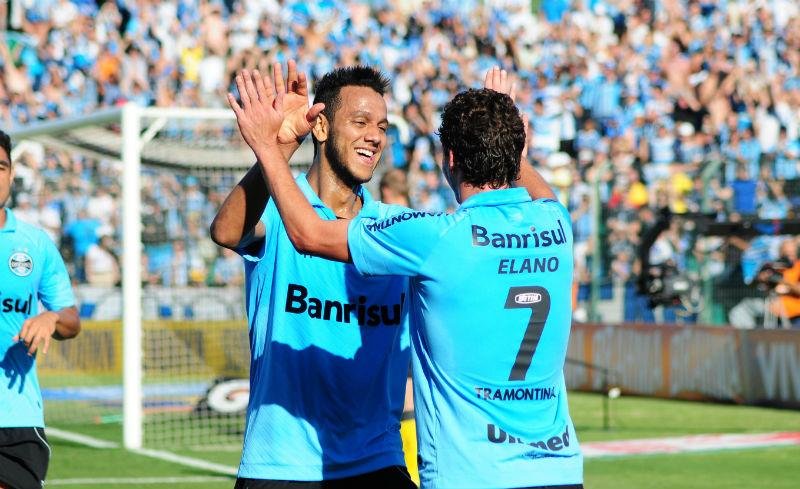 Gr&ecirc;mio est&aacute; apalavrado para renovar com Souza (foto) e Par&aacute; 