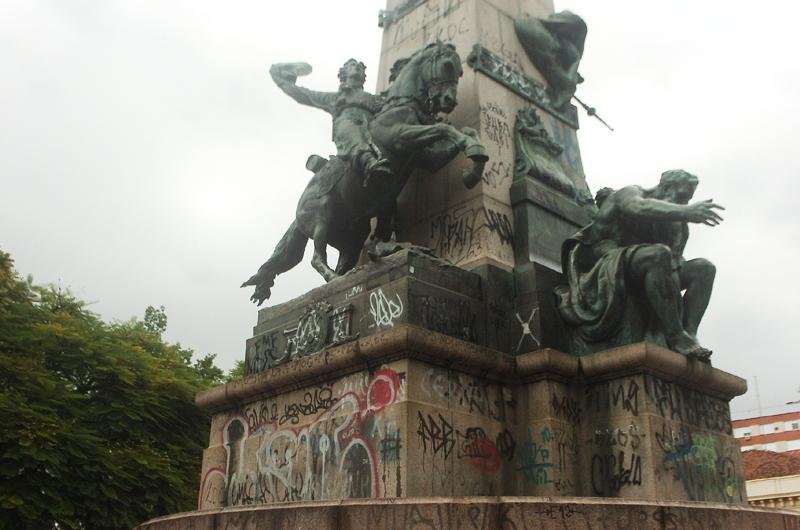 Monumento est&aacute; todo pichado
