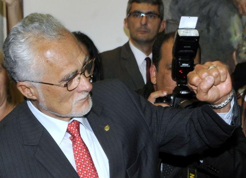 Jos&eacute; Genoino disse que ir&aacute; cumprir o mandato