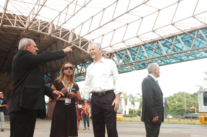 Diretor da EPTC Vanderlei Cappellari e Jos&eacute; Fortunati inauguraram o terminal na zona Norte