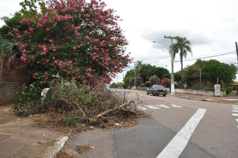 Problemas com coleta faz lixo acumular nas ruas de Esteio 