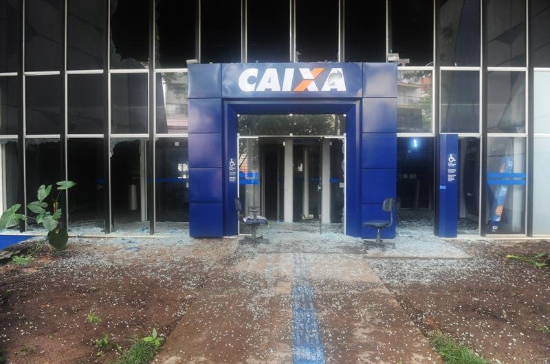 Bombeiros acreditam que inc&ecirc;ndio tenha ocorrido nas primeiras horas da madrugada
