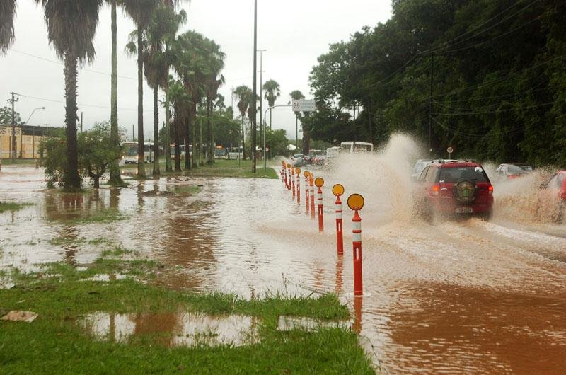 Alagamentos prejudicaram o tr&acirc;nsito em Porto Alegre