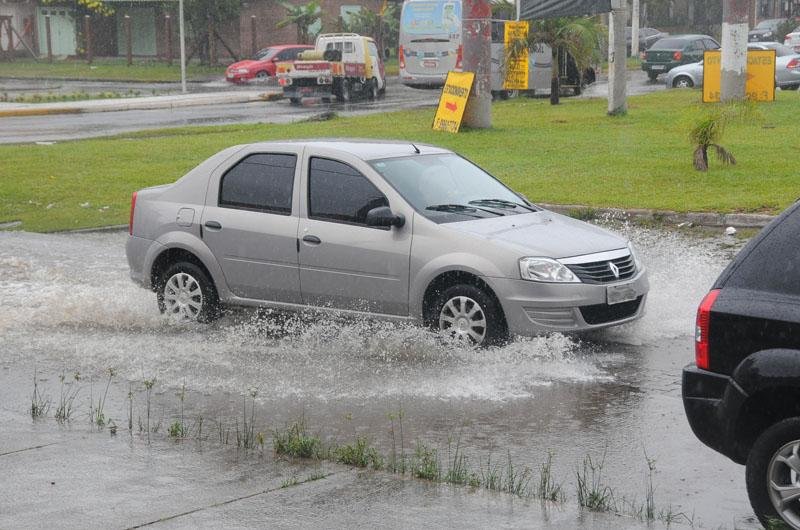 Chuva voltou a alagar ruas em Cap&atilde;o da Canoa nesta manh&atilde;