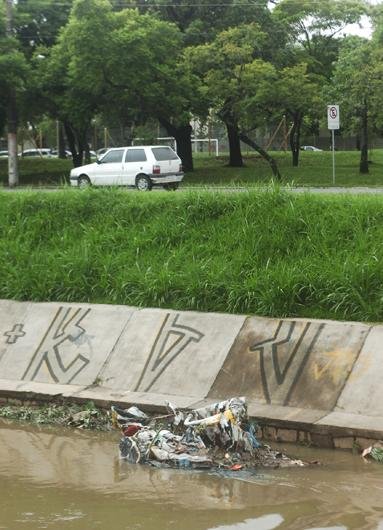 Parte dos detritos ficou depositada no Arroio Dil&uacute;vio, que teve seu n&iacute;vel aumentado consideravelmente