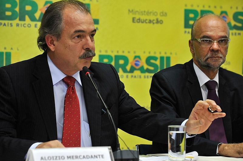 Mercadante nega ``jeitinho&acute;&acute; para cursos superiores reprovados