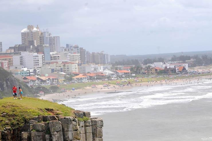 Temperatura alta e mar limpo levam veranistas &agrave;s areias de Torres