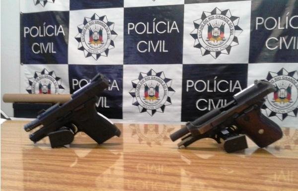 Pistola apreendida com os dois policiais militares presos em raz&atilde;o do crime