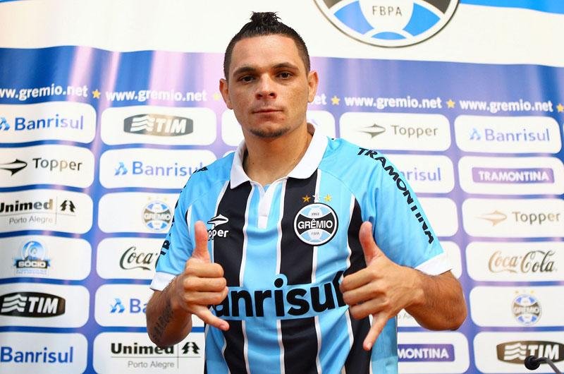 Par&aacute; assina renova&ccedil;&atilde;o com o Gr&ecirc;mio por tr&ecirc;s temporadas