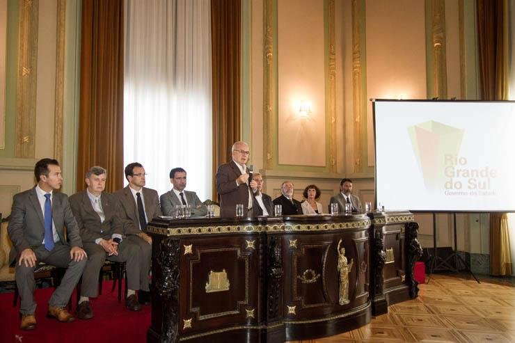 An&uacute;ncio de constru&ccedil;&atilde;o da f&aacute;brica de etanol foi feito no Pal&aacute;cio Piratini