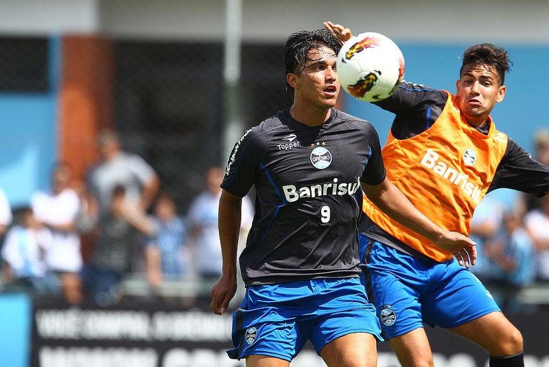 Saimon (&agrave; direita) admitiu que precisa melhorar postura no Gr&ecirc;mio