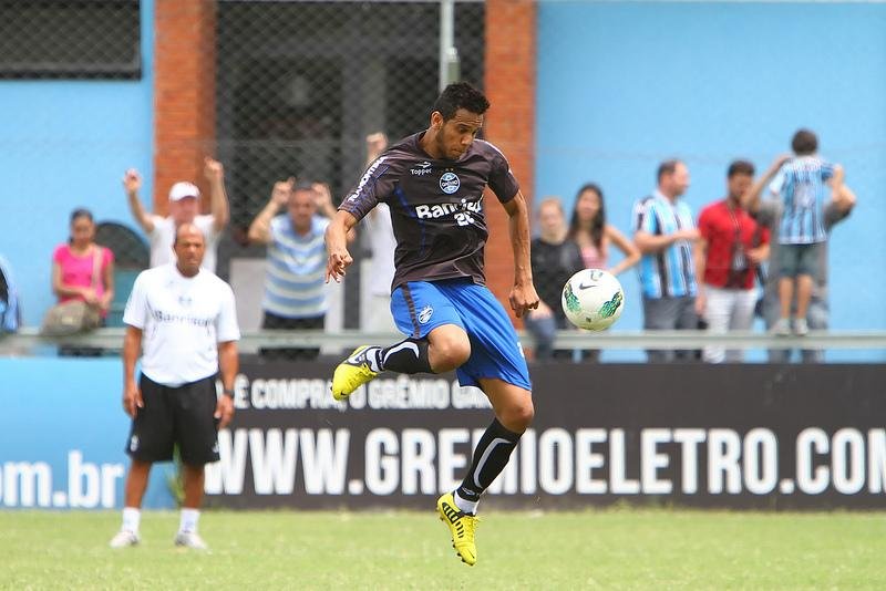 Souza chega a Porto Alegre para assinar com Gr&ecirc;mio