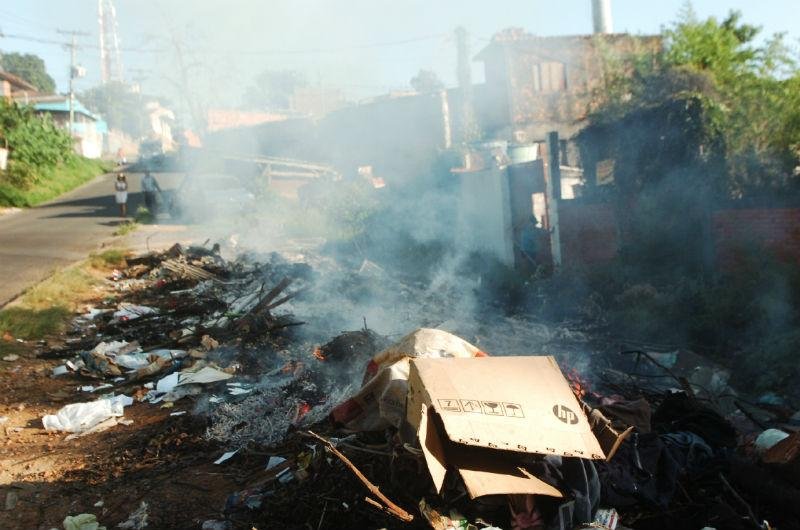 Entulhos s&atilde;o incendiados no bairro Santa Tereza, em Porto Alegre
