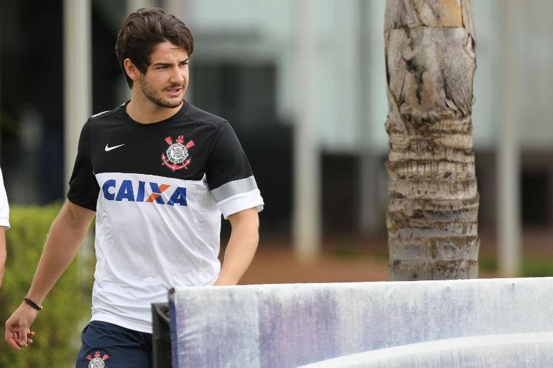 Pato j&aacute; treinou no Corinthians