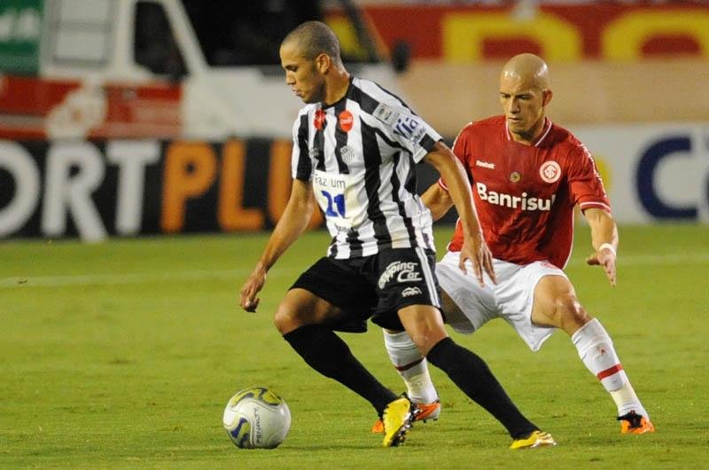 Prestes a liberar Bruno Peres para o Inter, Santos negocia com Nei