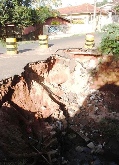 Rua na zona Sul da Capital precisou ser totalmente bloqueada