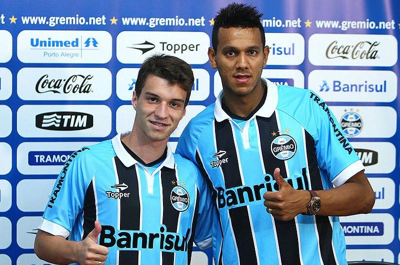 Deretti (E) e Souza (D) foram apresentados pelo Gr&ecirc;mio