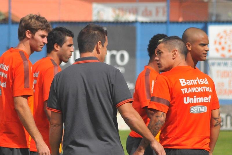 D&acute;Alessandro re&uacute;ne grupo para longa conversa antes de treino 