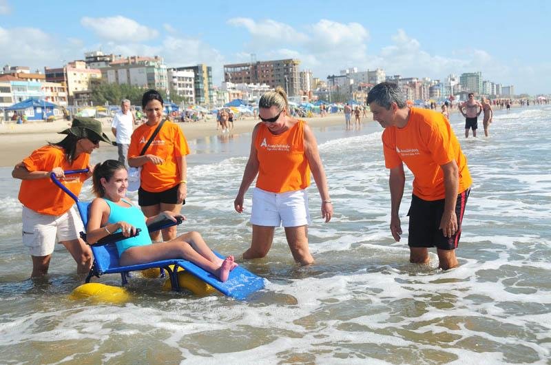 Manoella de Andrade usou pela primeira vez a cadeira especial para entrar no mar