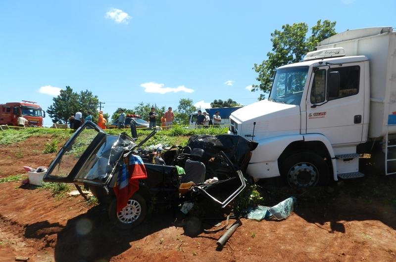 Colis&atilde;o entre carro e caminh&otilde;es deixa dois mortos em Estrela