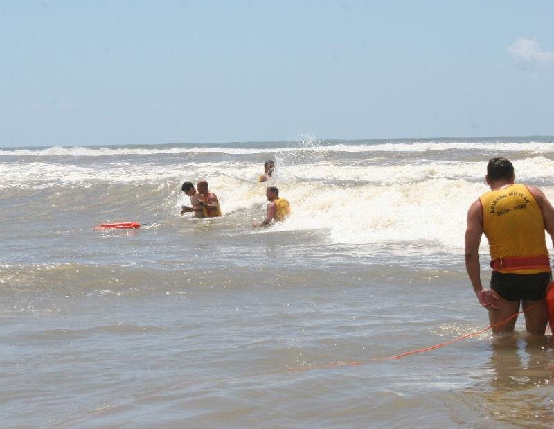 Mar agitado provoca cinco salvamentos em Cap&atilde;o da Canoa 