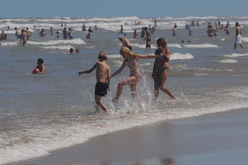 Mar de Cap&atilde;o da Canoa ficou lotado apesar dos avisos