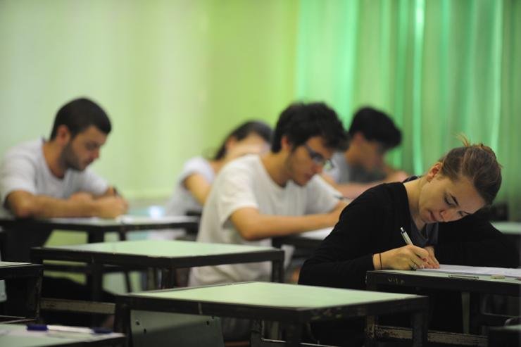 Alunos realizam prova no primeiro dia de vestibular da Ufrgs