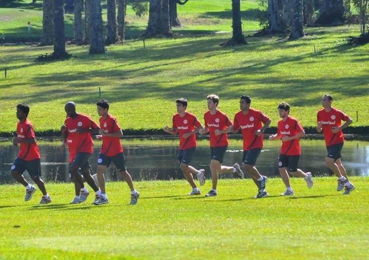 Jogadores colorados treinam em pr&eacute;-temporada em Gramado