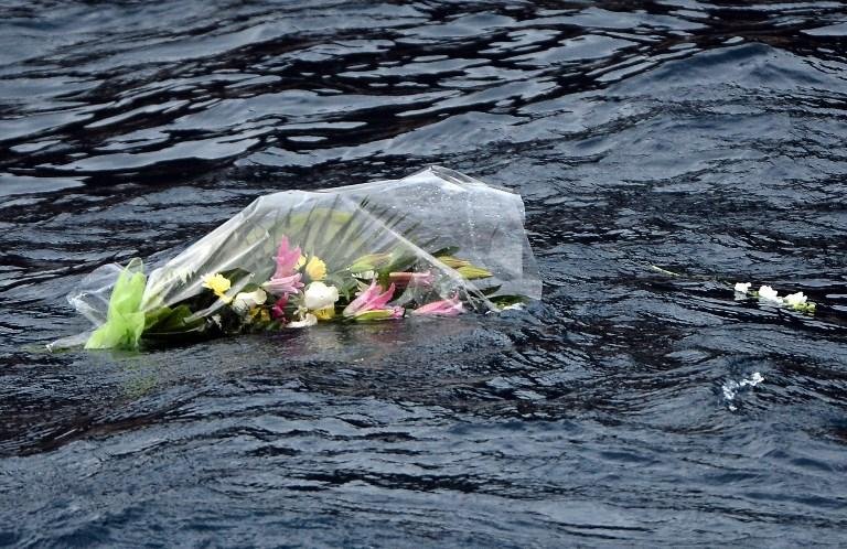 Flores foram jogadas no mar para lembrar v&iacute;timas do naufr&aacute;gio do Costa Concordia