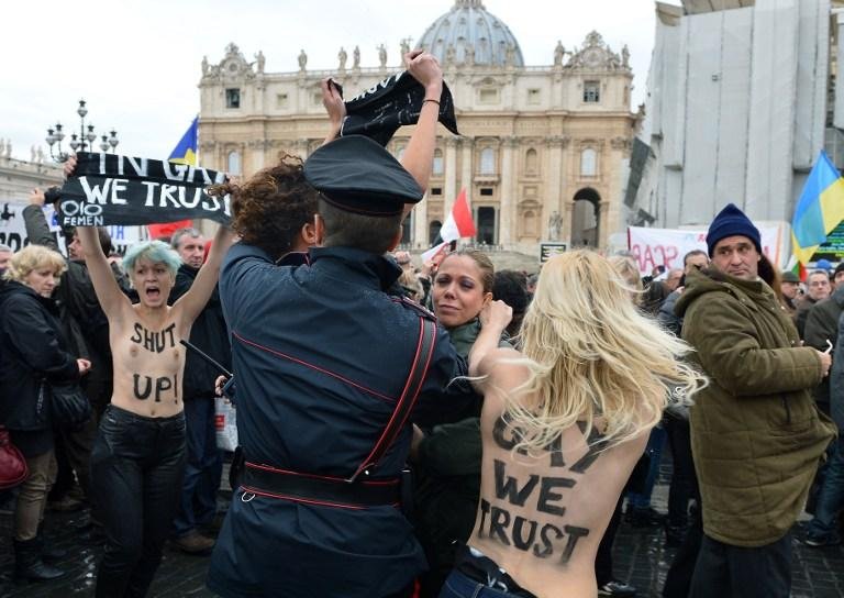 Ativistas protestam no Vaticano a favor dos homossexuais