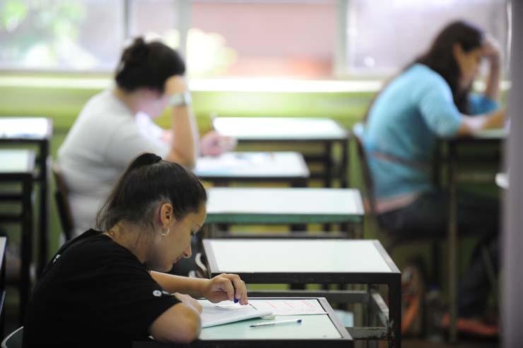 Alunos realizam prova no primeiro dia de vestibular da Ufrgs