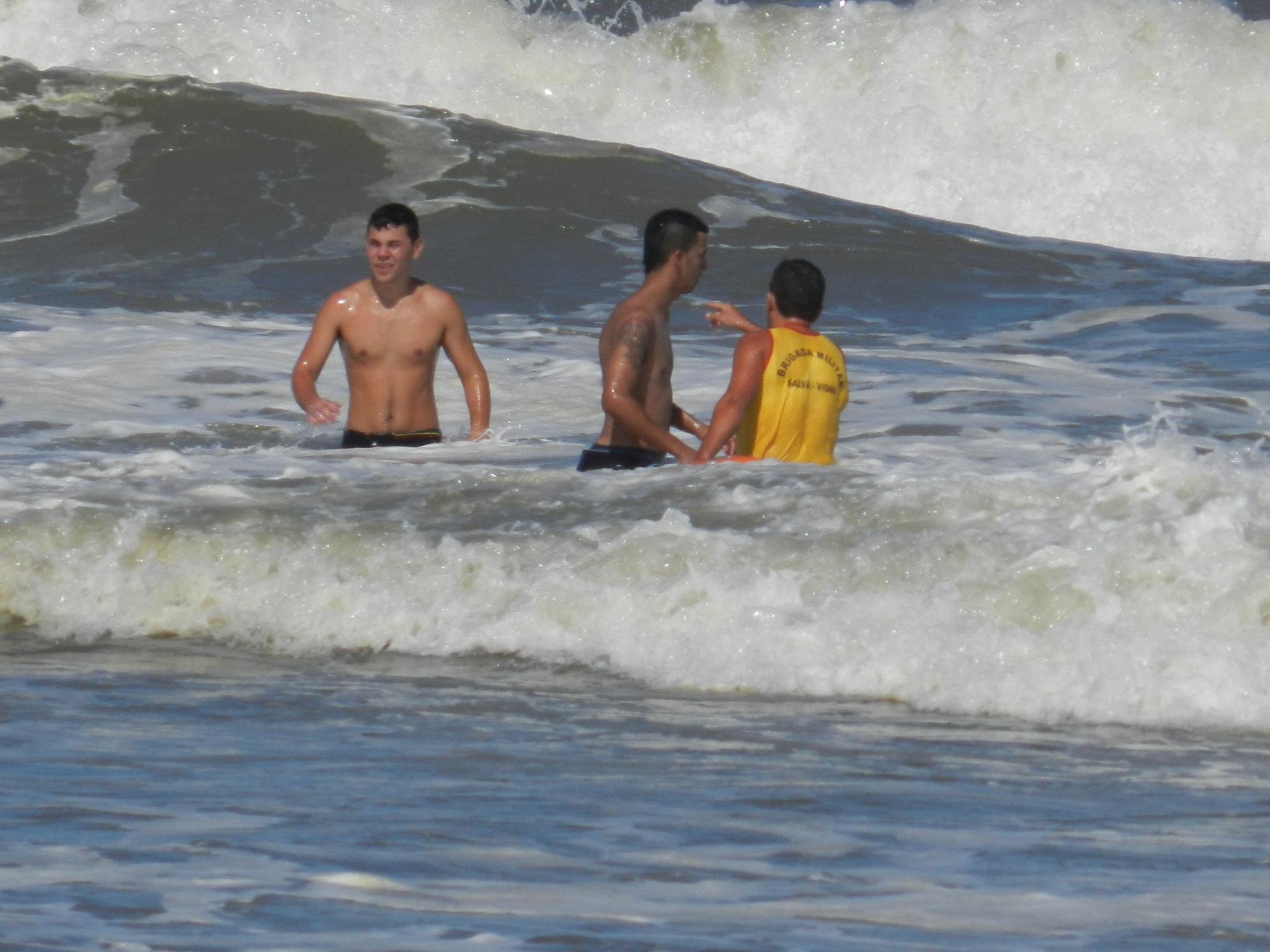 Salva-vidas alertaram banhistas para repuxo, correnteza e valos na areia entre as guaritas 133 e 134. Fotos: Divulga&ccedil;&atilde;o/BM