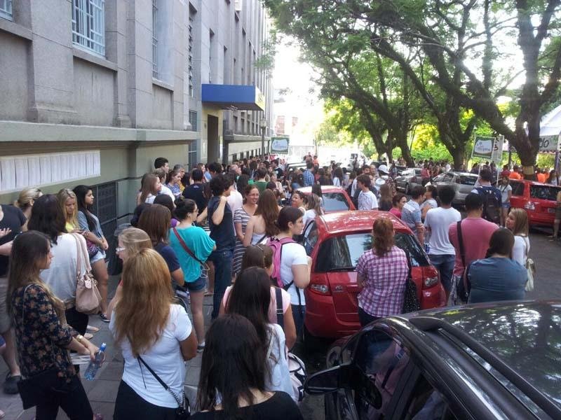 Movimenta&ccedil;&atilde;o era grande em frente ao col&eacute;gio Ros&aacute;rio, no centro de Porto Alegre