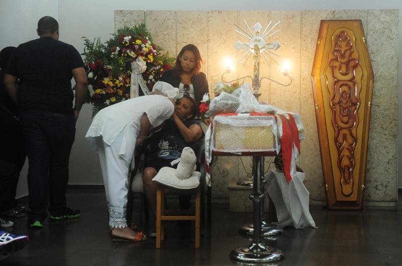 Vi&uacute;va de Paul&atilde;o ficou ao lado do caix&atilde;o at&eacute; o fim da cerim&ocirc;nia