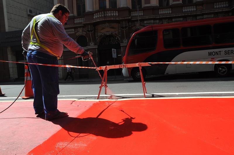 Ciclovia no Centro da Capital recebe pintura antes de ser inaugurada