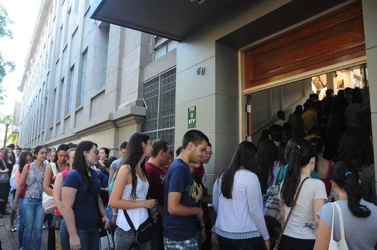Estudantes chegam cedo para n&atilde;o perder prova da Ufrgs no Col&eacute;gio Ros&aacute;rio