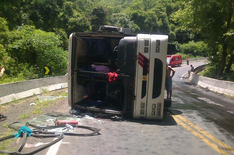 &Ocirc;nibus tombou no km 92 da rodovia no in&iacute;cio da tarde desta segunda-feira