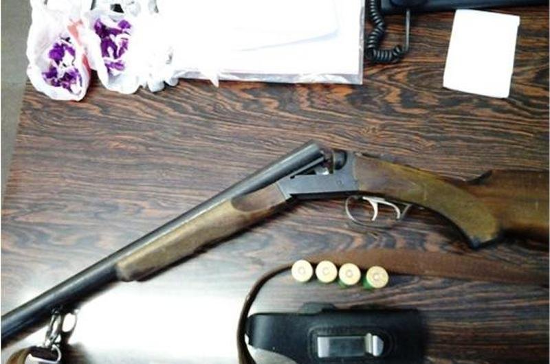 Menor &eacute; apreendido com armas em casa de Porto Alegre onde homem foi morto