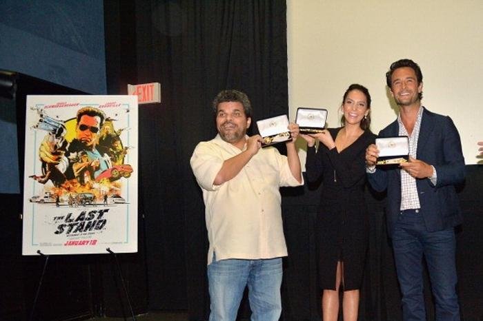 Rodrigo Santoro recebe chave da cidade de Miami
