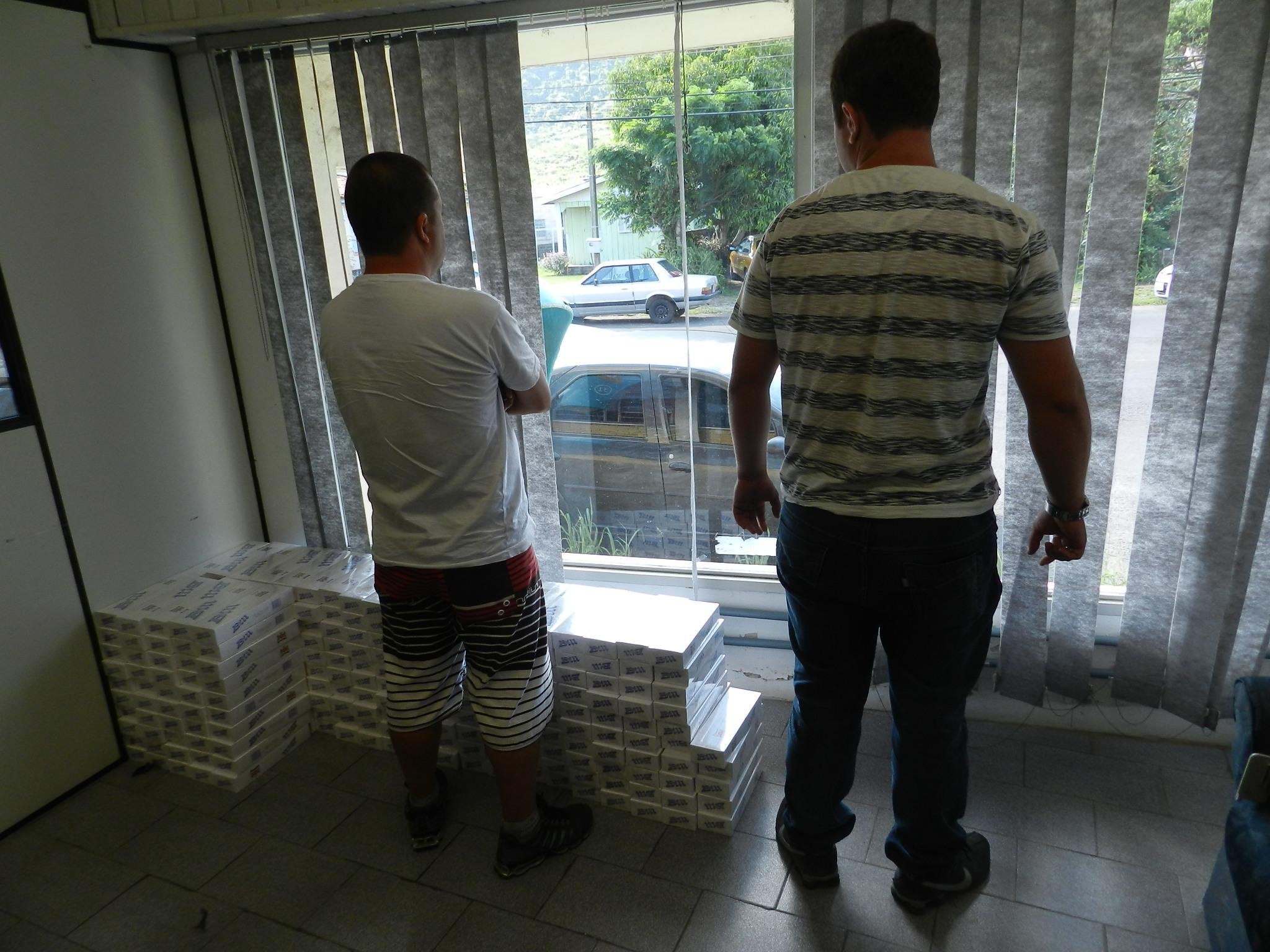Dupla autuada e mercadoria apreendida