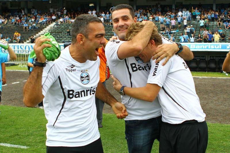 Diego Mello, &agrave; frente, comemora ao lado de Mab&iacute;lia a conquista do t&iacute;tulo ga&uacute;cho sub-19